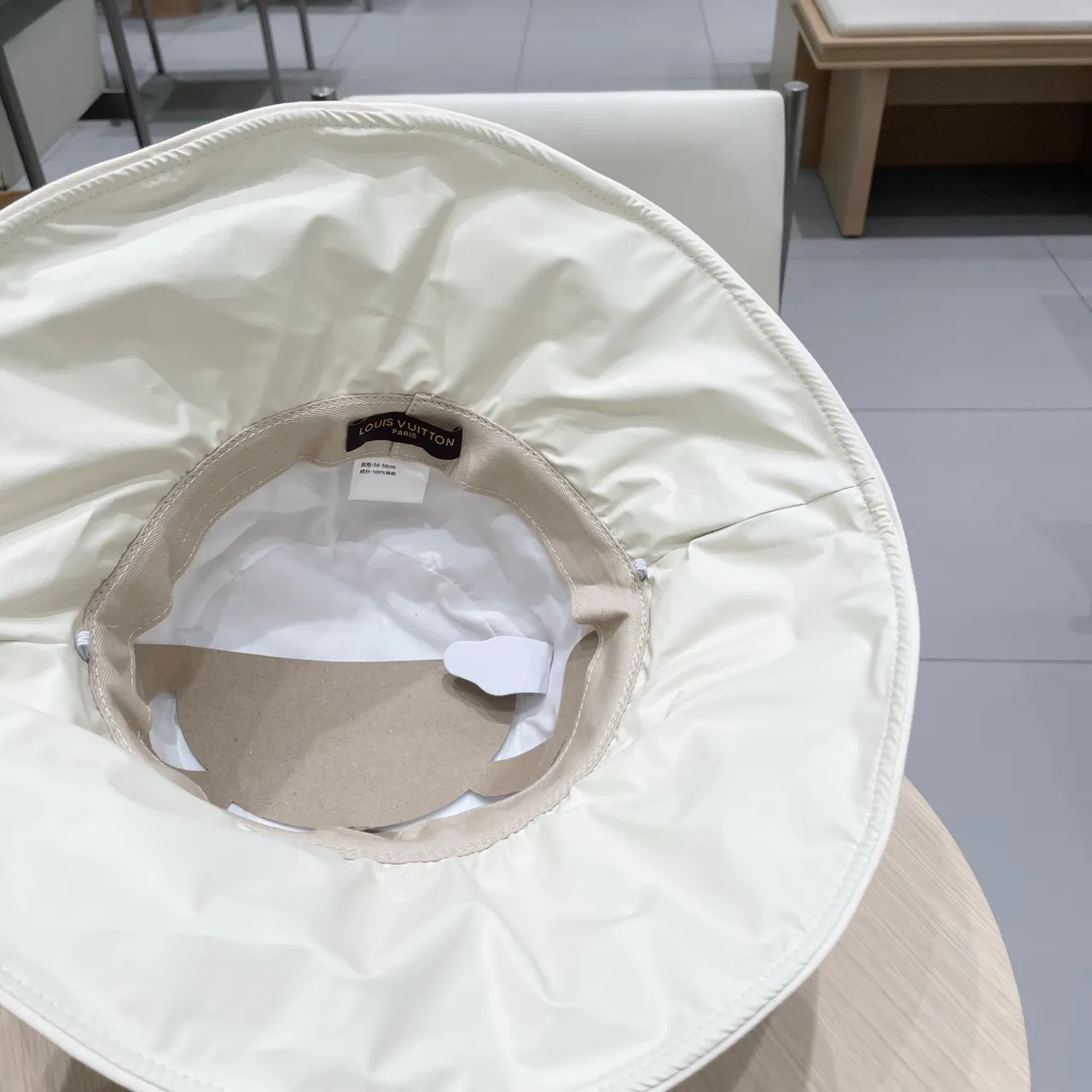 Louis Vuitton Sombrero de Cubo Beige Blanco Corona Plisada Recogida Volante Borde 2