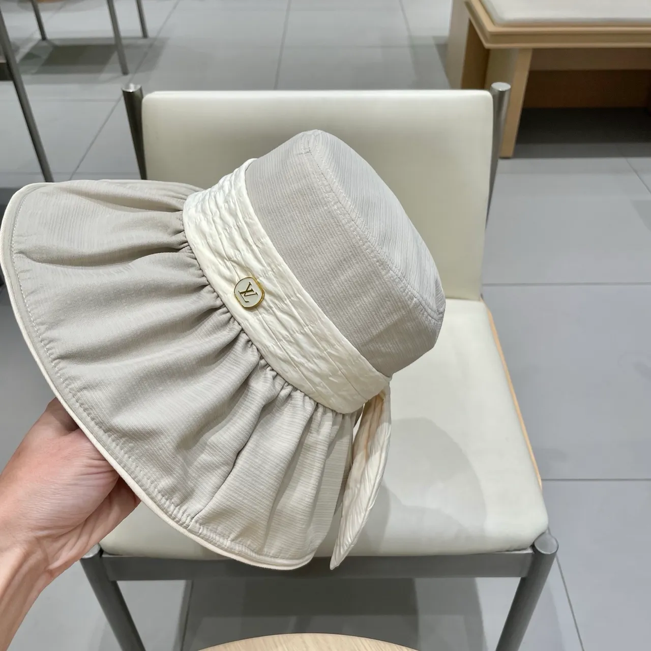 Louis Vuitton Sombrero de Cubo Beige Blanco Corona Plisada Recogida Volante Borde 3