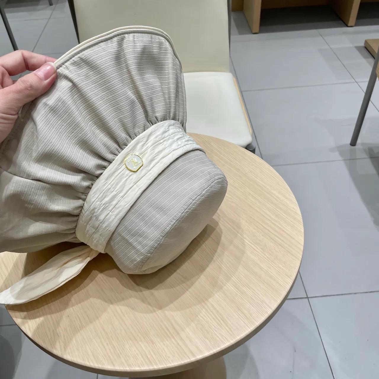 Louis Vuitton Sombrero de Cubo Beige Blanco Corona Plisada Recogida Volante Borde 4