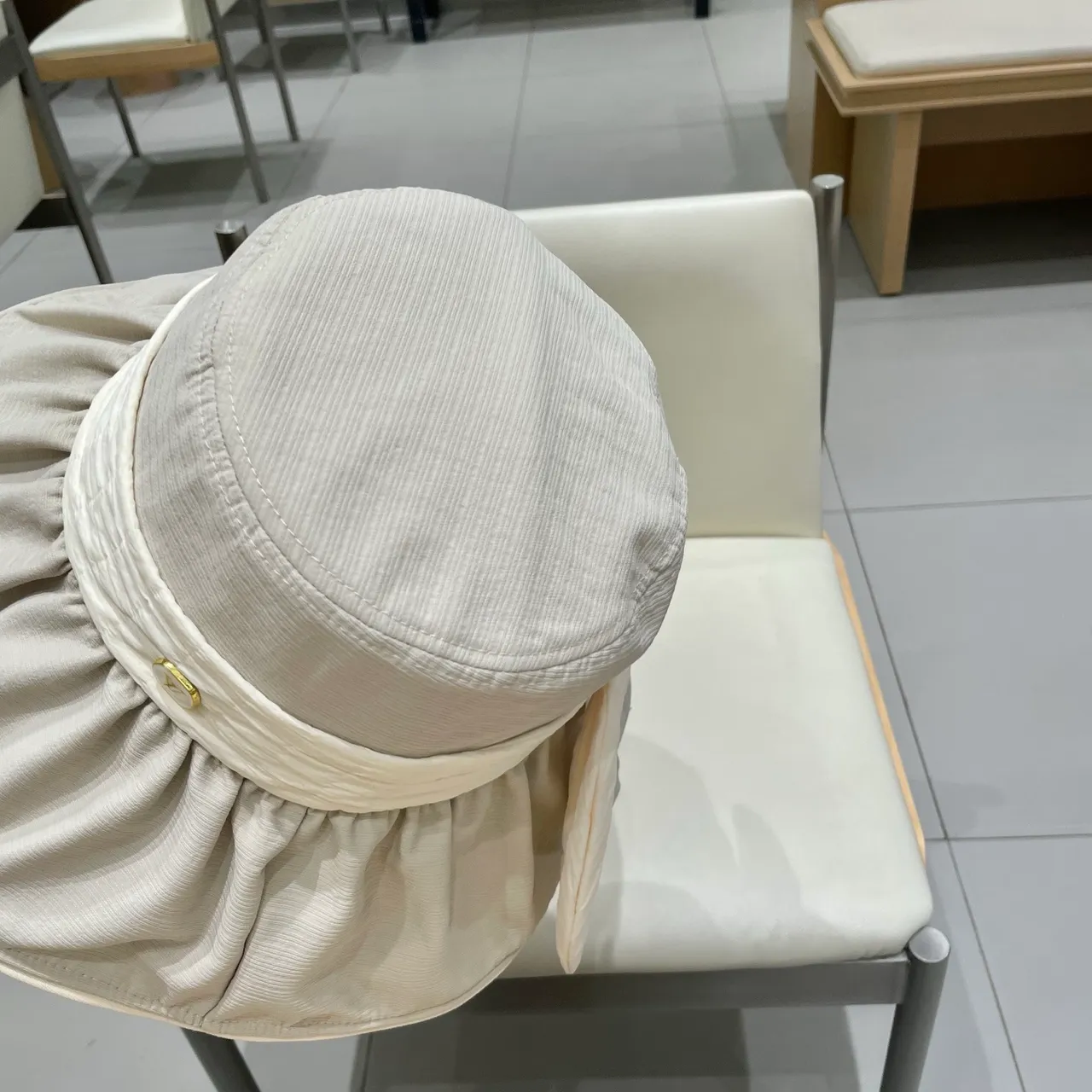 Louis Vuitton Sombrero de Cubo Beige Blanco Corona Plisada Recogida Volante Borde 5