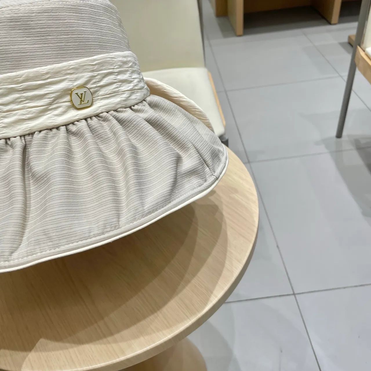 Louis Vuitton Sombrero de Cubo Beige Blanco Corona Plisada Recogida Volante Borde 7