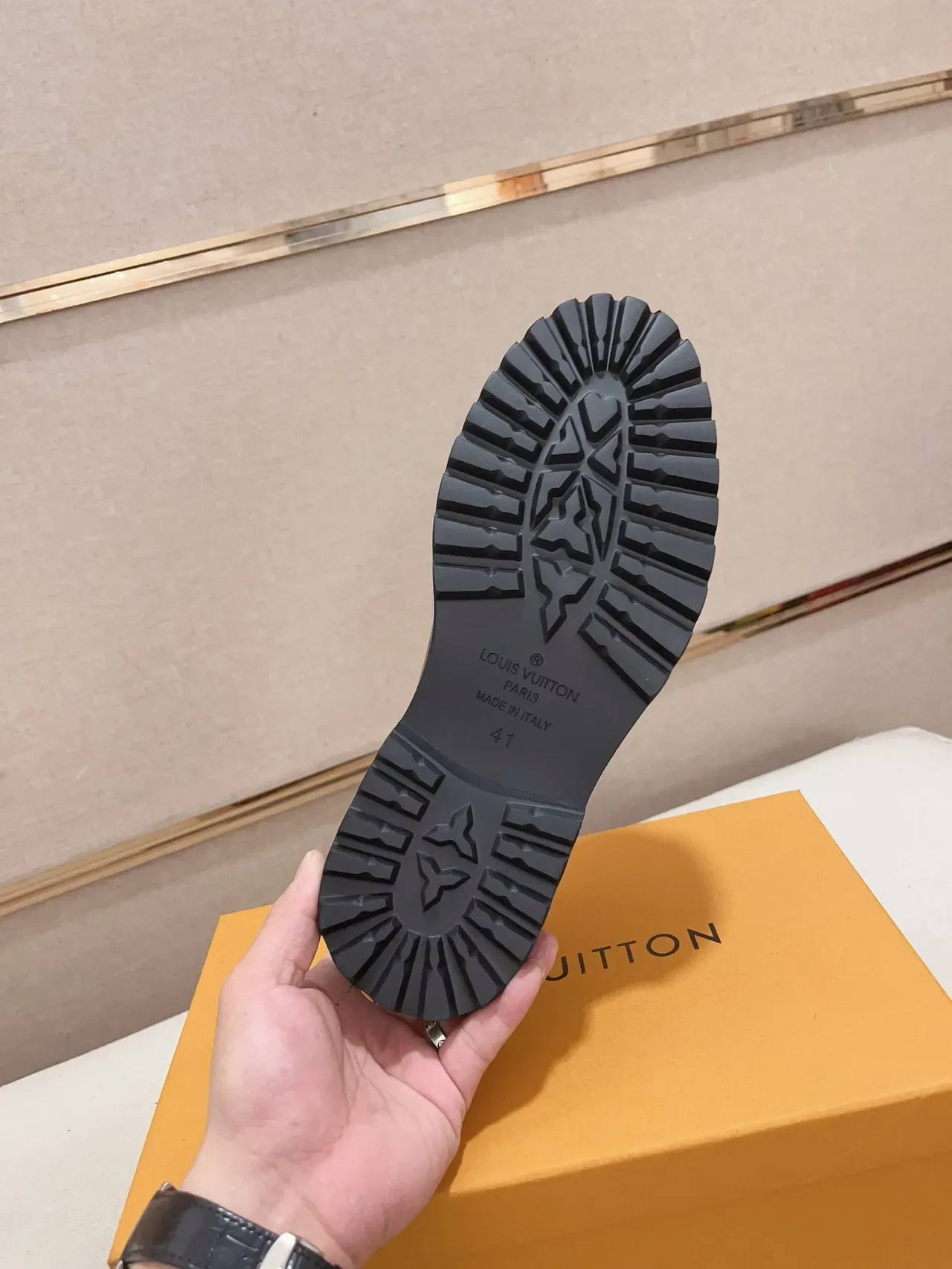 Louis Vuitton أحذية أوكسفورد جلد أسود لامع مع Lug-Sole 2