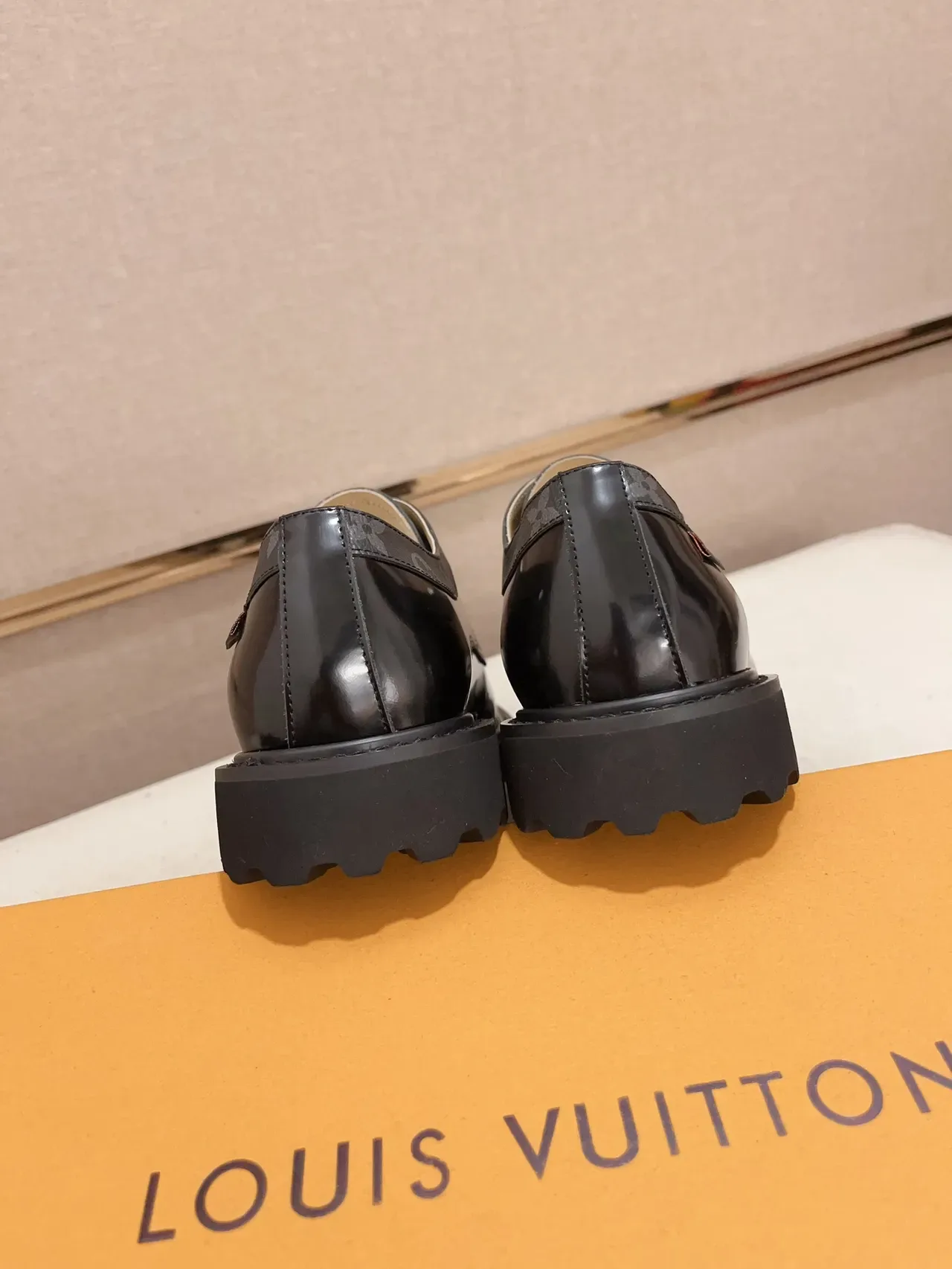 Louis Vuitton أحذية أوكسفورد جلد أسود لامع مع Lug-Sole 3