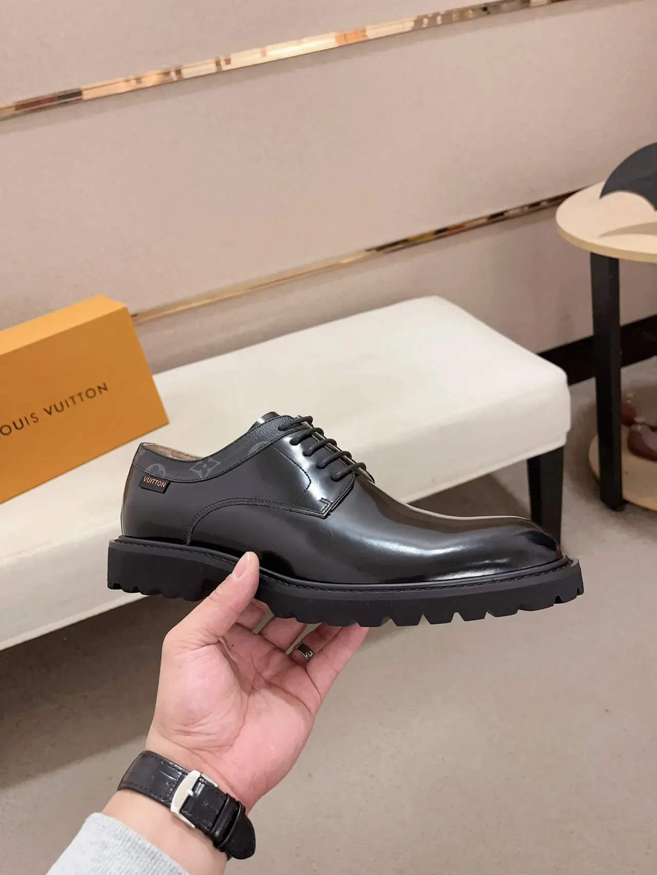 Louis Vuitton أحذية أوكسفورد جلد أسود لامع مع Lug-Sole 4