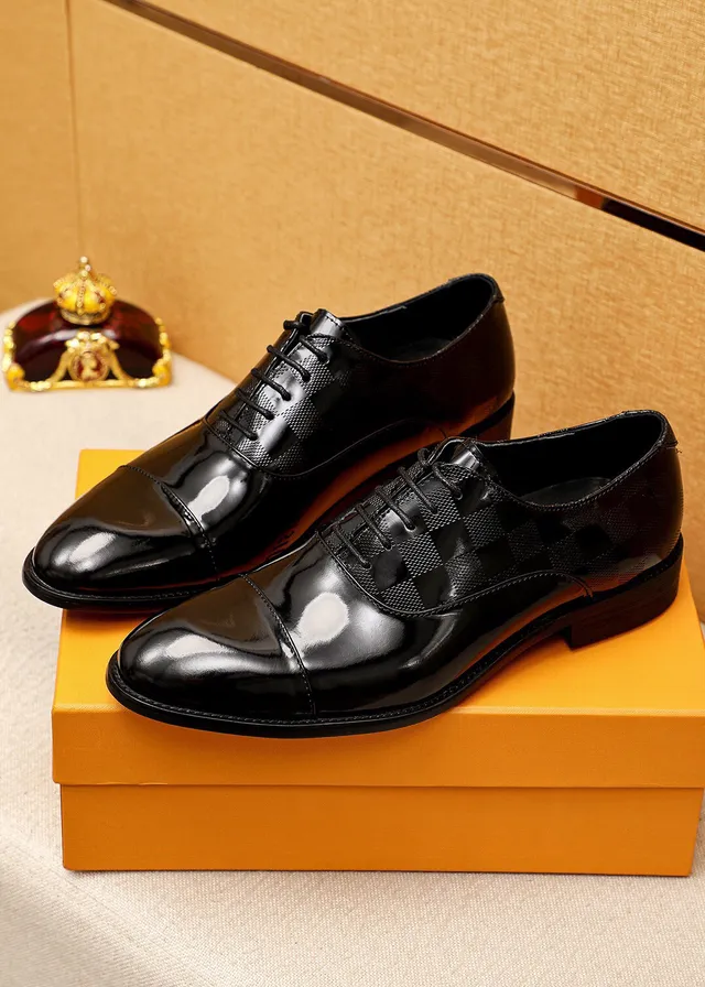 Louis Vuitton أحذية أكسفورد جلد لامع أسود وذهبي كاب تو 2