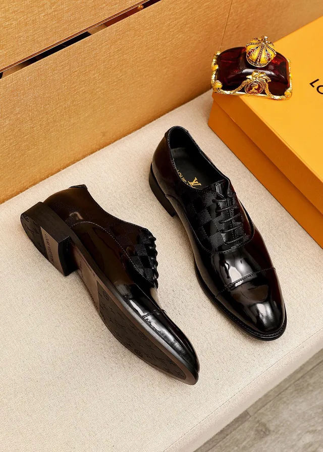 Louis Vuitton أحذية أكسفورد جلد لامع أسود وذهبي كاب تو 3