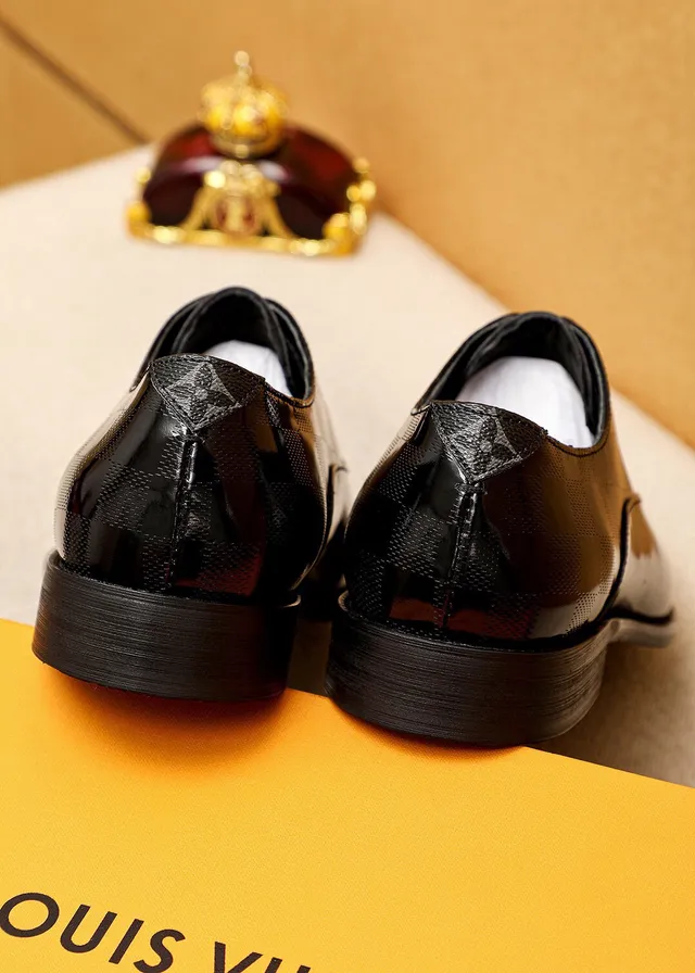 Louis Vuitton أحذية أكسفورد جلد لامع أسود وذهبي كاب تو 6