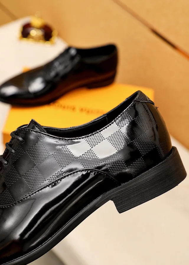 Louis Vuitton أحذية أكسفورد جلد لامع أسود وذهبي كاب تو 7
