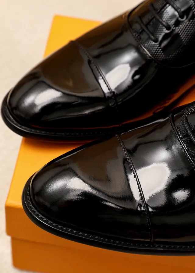 Louis Vuitton أحذية أكسفورد جلد لامع أسود وذهبي كاب تو 8