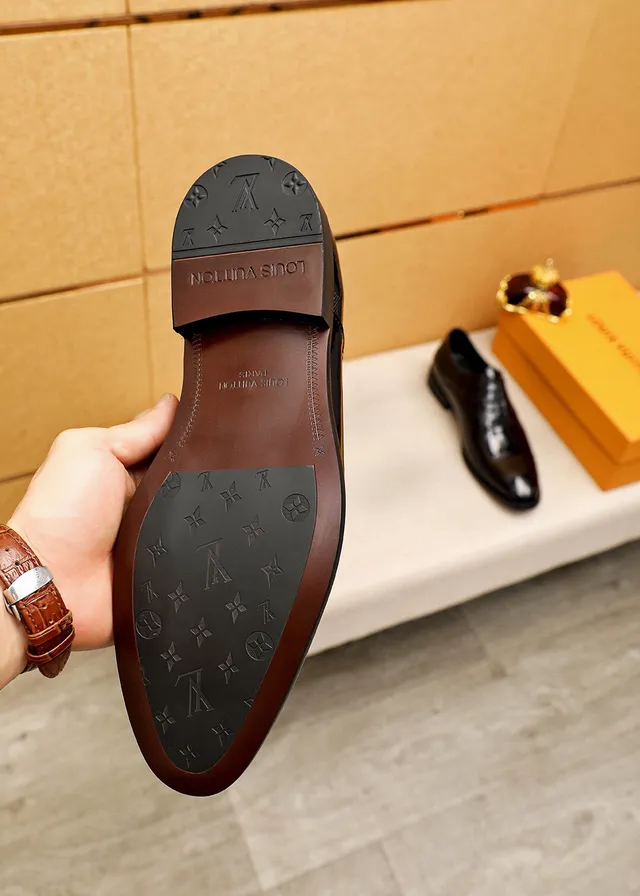 Louis Vuitton أحذية أكسفورد جلد لامع أسود وذهبي كاب تو 9