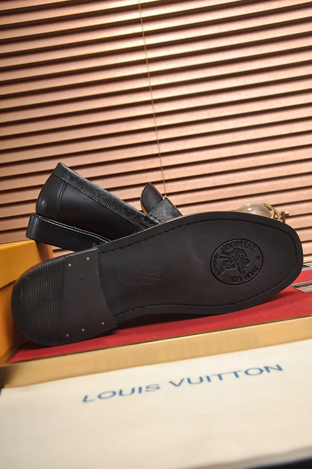 Louis Vuitton काला सोने का चमड़ी मोनोग्राम लाइनड आंतरिक लूफर 3