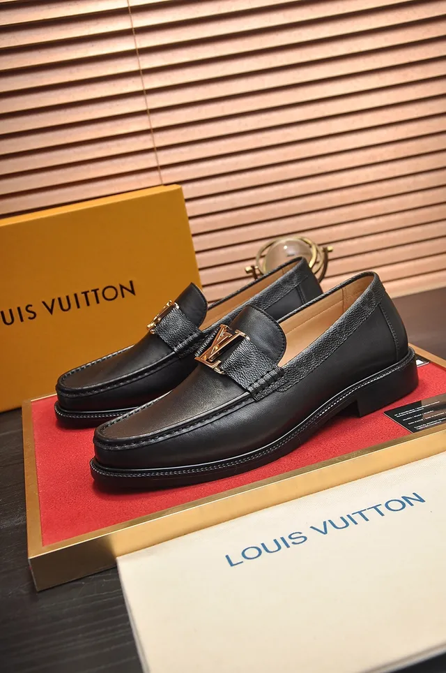 Louis Vuitton काला सोने का चमड़ी मोनोग्राम लाइनड आंतरिक लूफर 4
