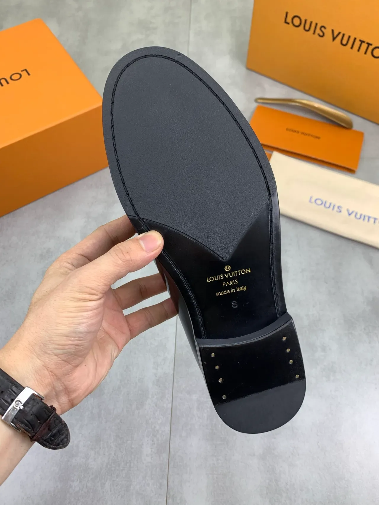 Louis Vuitton Negro con Hebilla de Metal LV Dorada Cuero Patentado Loafer 3