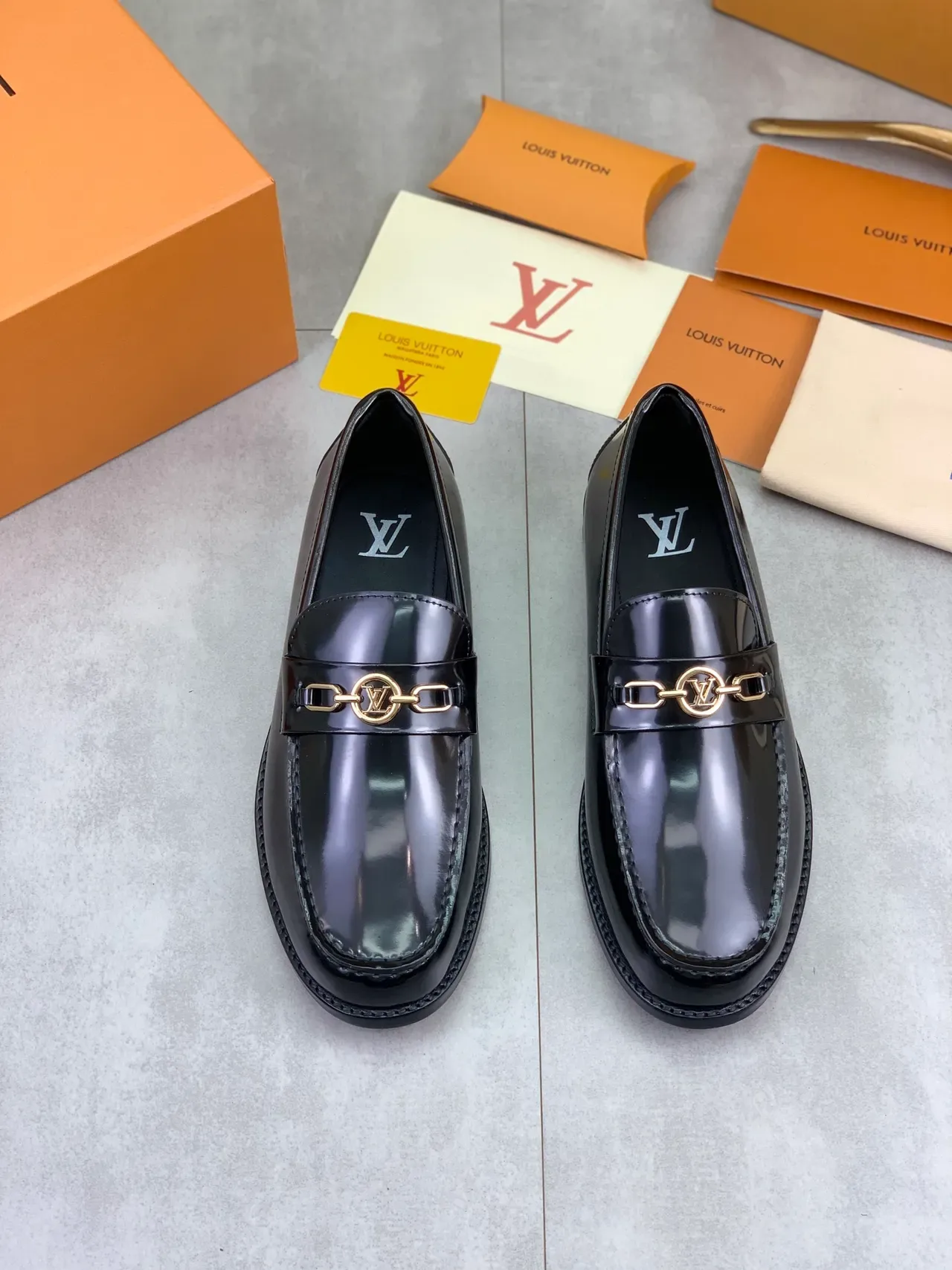Louis Vuitton Negro con Hebilla de Metal LV Dorada Cuero Patentado Loafer 4