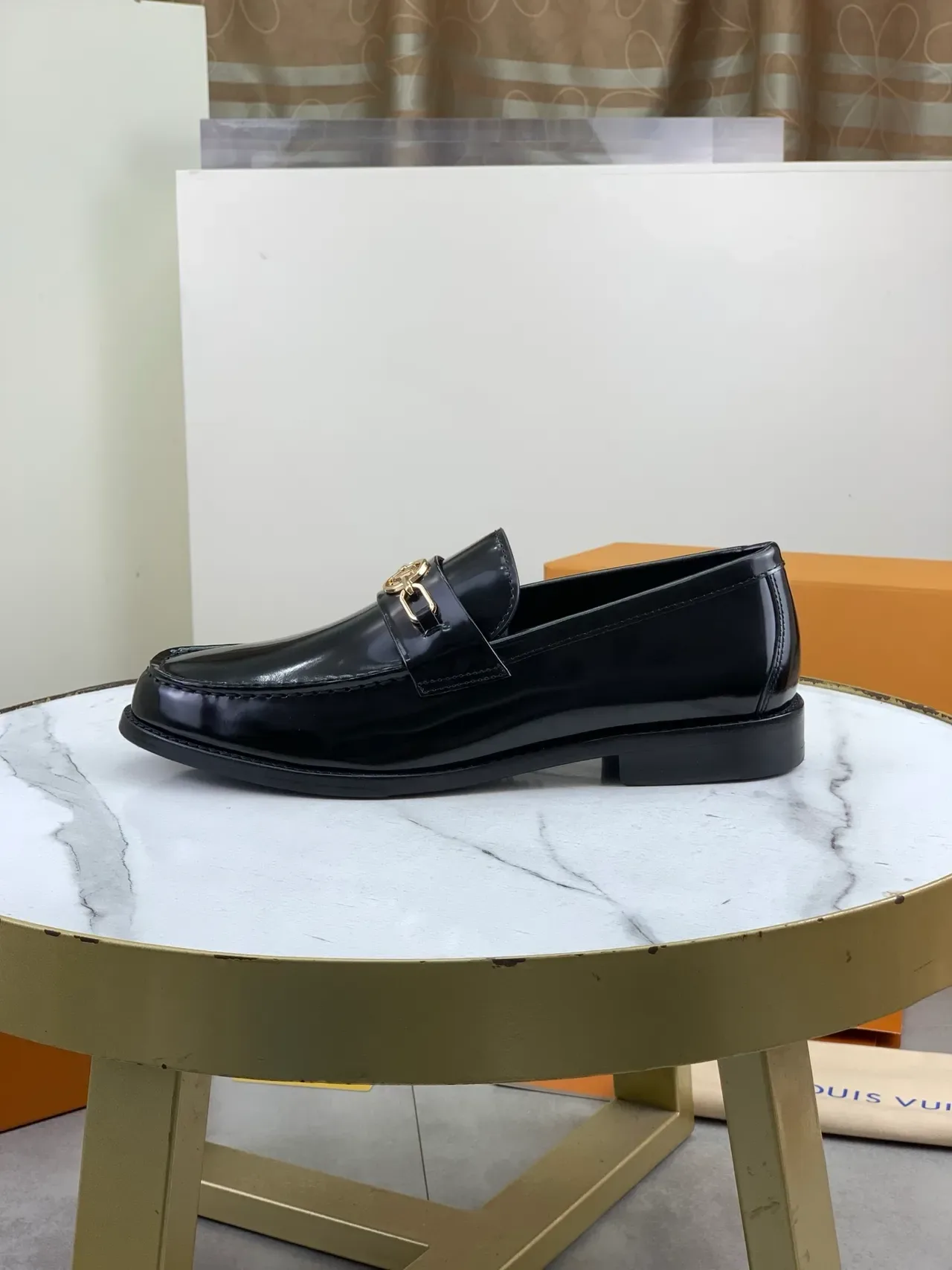 Louis Vuitton Negro con Hebilla de Metal LV Dorada Cuero Patentado Loafer 5