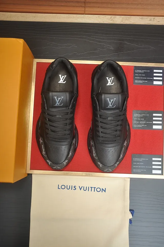 Louis Vuitton Sneakers Lifestyle Negro Gris Monogramado Textil Cuero Suave Overlays 5