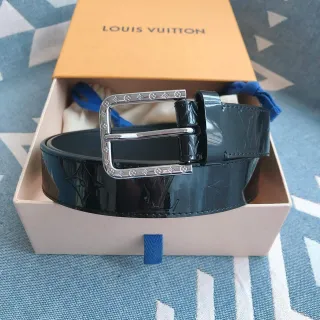 Louis Vuitton Cinturão de couro preto prateado brilhante patentado embossado com monograma