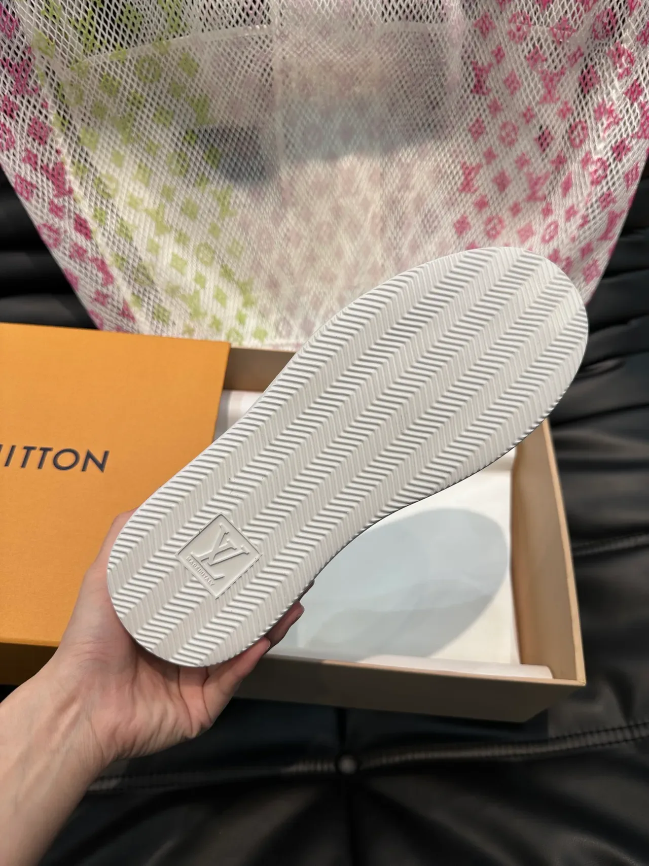Louis Vuitton কালো সাদা কর্ডুরোয় এবং সুয়েড উপর সোনার মনোগ্রাম স্ক্রিপ্ট ডিটেলিং লাইফস্টাইল স্নিকার 2