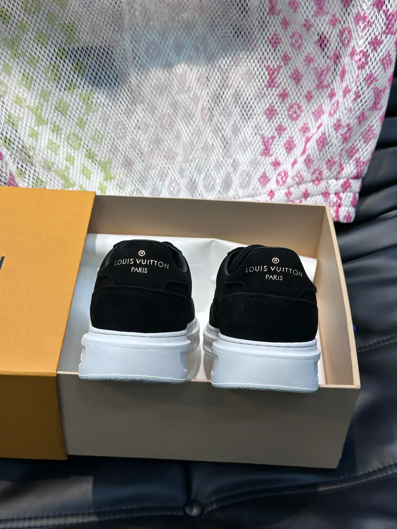 Louis Vuitton কালো সাদা কর্ডুরোয় এবং সুয়েড উপর সোনার মনোগ্রাম স্ক্রিপ্ট ডিটেলিং লাইফস্টাইল স্নিকার 3