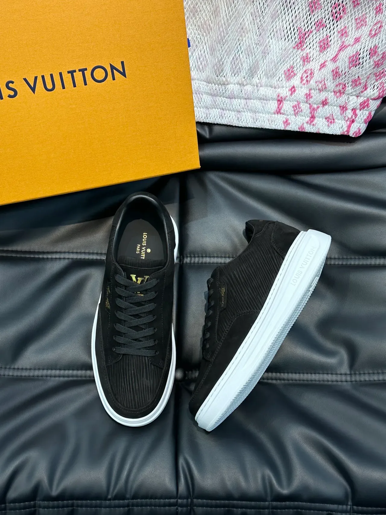 Louis Vuitton কালো সাদা কর্ডুরোয় এবং সুয়েড উপর সোনার মনোগ্রাম স্ক্রিপ্ট ডিটেলিং লাইফস্টাইল স্নিকার 4
