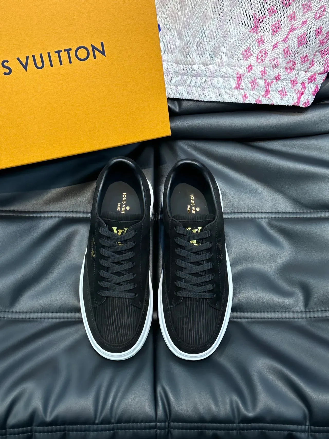 Louis Vuitton কালো সাদা কর্ডুরোয় এবং সুয়েড উপর সোনার মনোগ্রাম স্ক্রিপ্ট ডিটেলিং লাইফস্টাইল স্নিকার 5