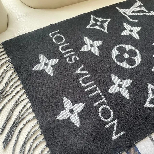 Louis Vuitton Cachecol de seda preto e branco estampado Monogram-Print com franjas 2