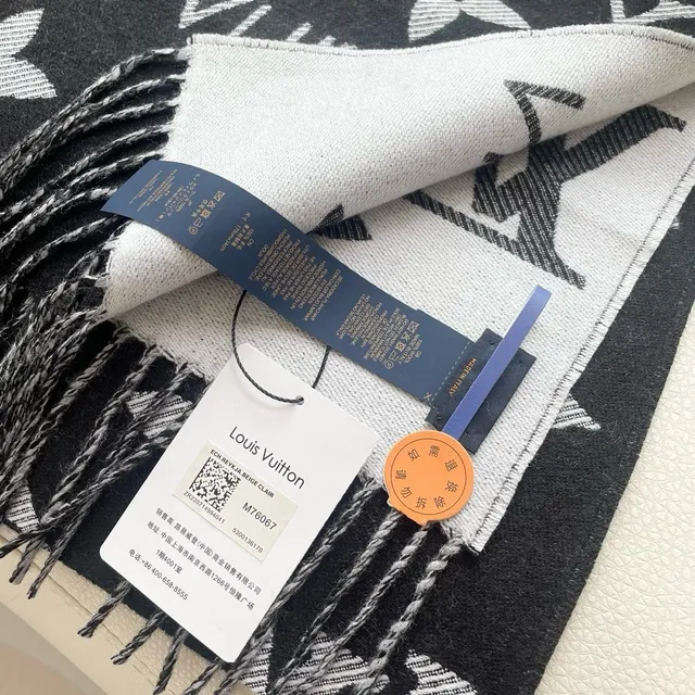 Louis Vuitton Cachecol de seda preto e branco estampado Monogram-Print com franjas 3