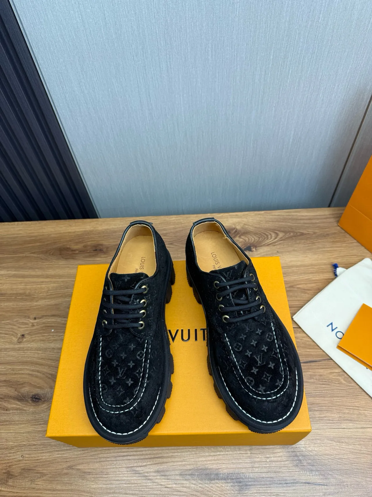 Louis Vuitton Chaussures en Cuir Noir et Blanc Monogrammées Suede Chunky Lug 2