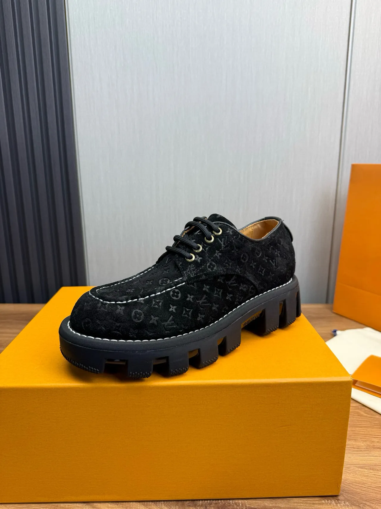 Louis Vuitton Chaussures en Cuir Noir et Blanc Monogrammées Suede Chunky Lug 3