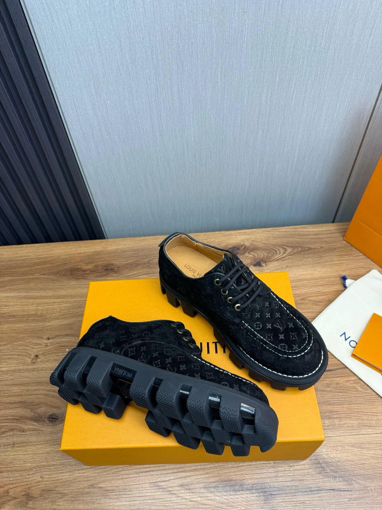 Louis Vuitton Chaussures en Cuir Noir et Blanc Monogrammées Suede Chunky Lug 4