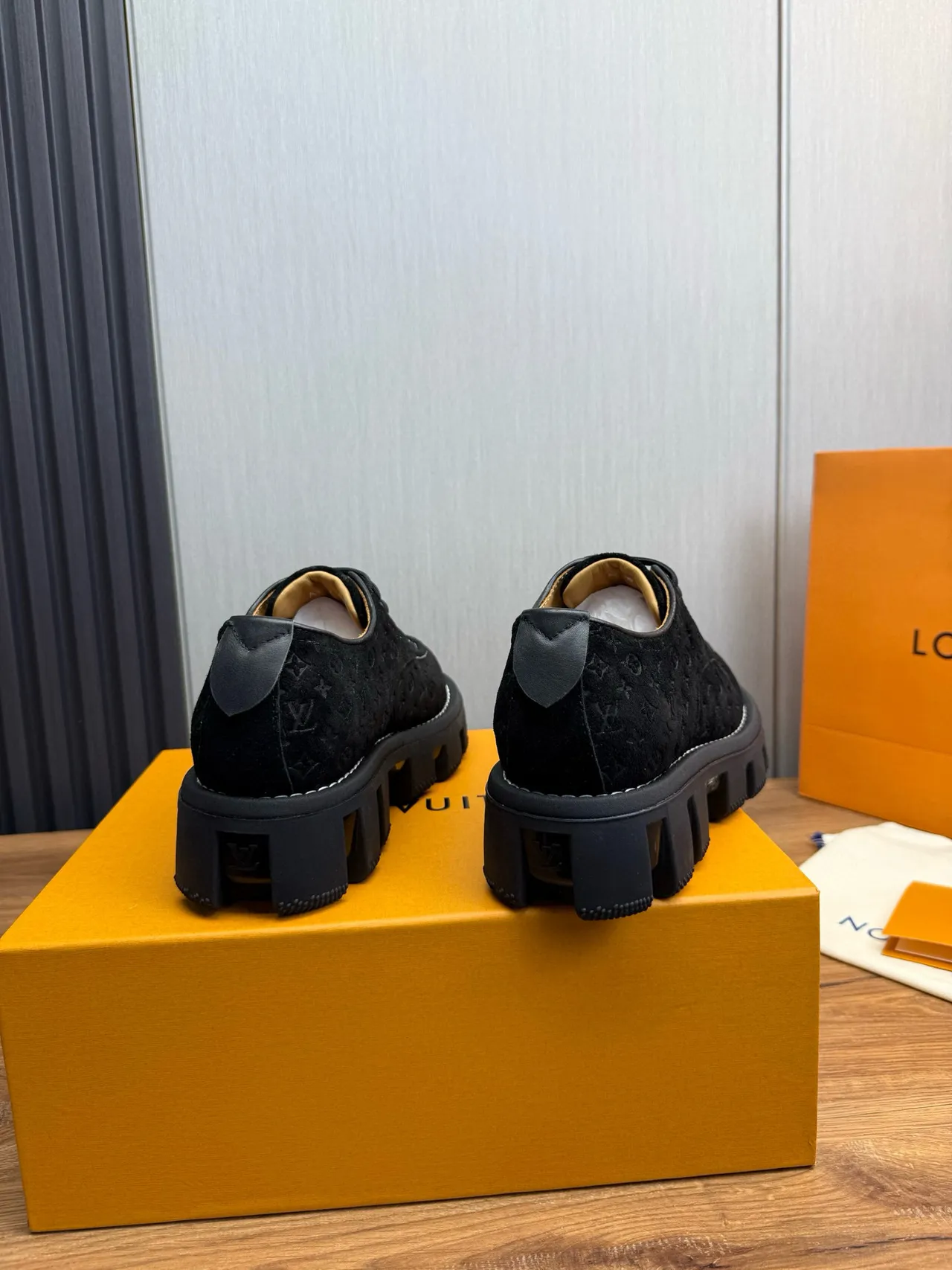 Louis Vuitton Chaussures en Cuir Noir et Blanc Monogrammées Suede Chunky Lug 5