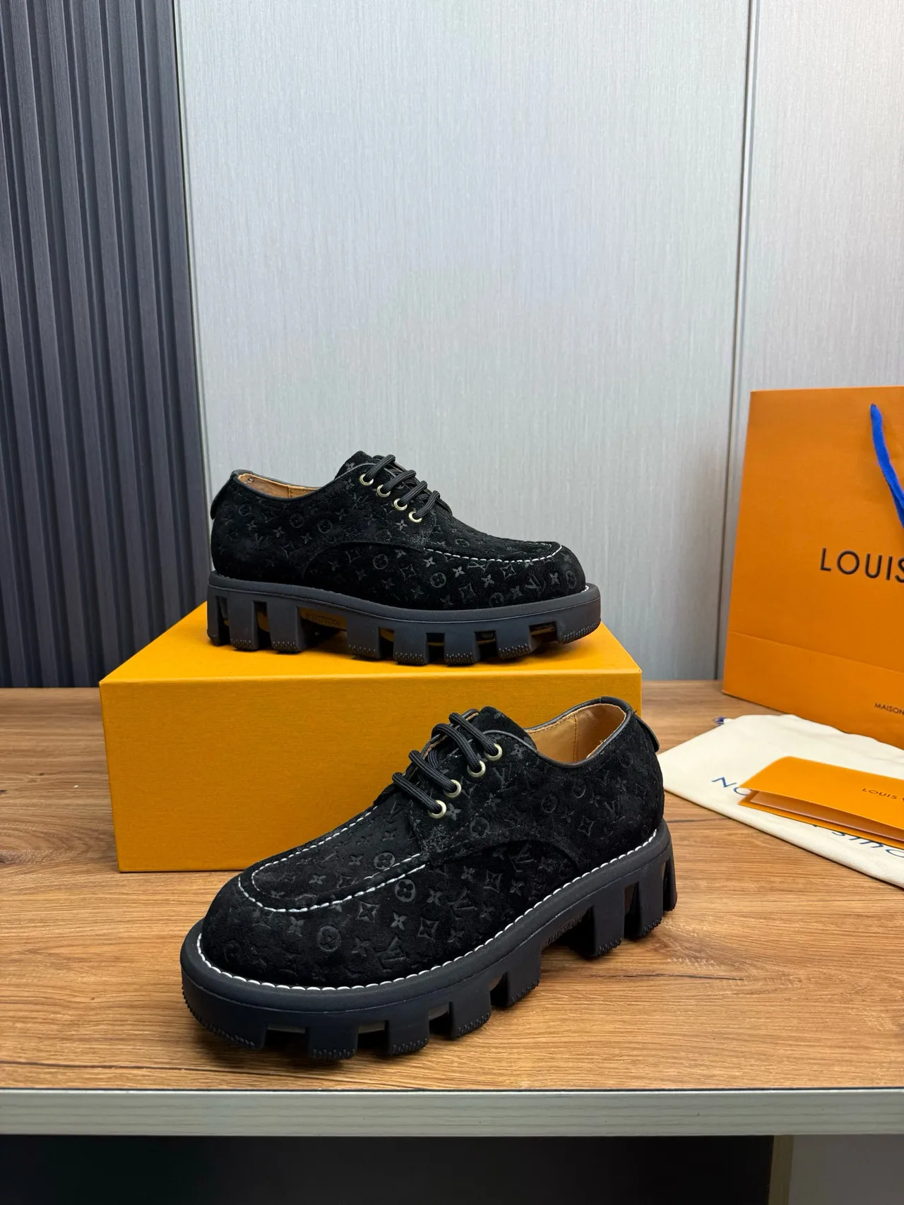 Louis Vuitton Chaussures en Cuir Noir et Blanc Monogrammées Suede Chunky Lug 6