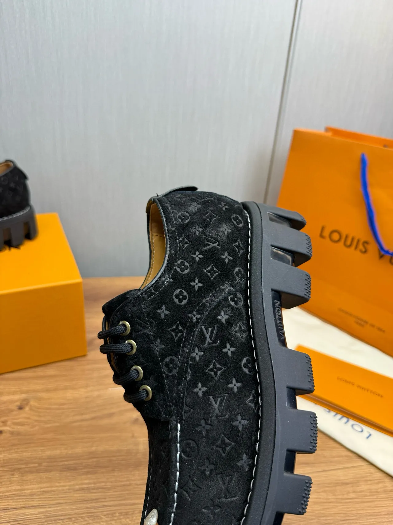 Louis Vuitton Chaussures en Cuir Noir et Blanc Monogrammées Suede Chunky Lug 7