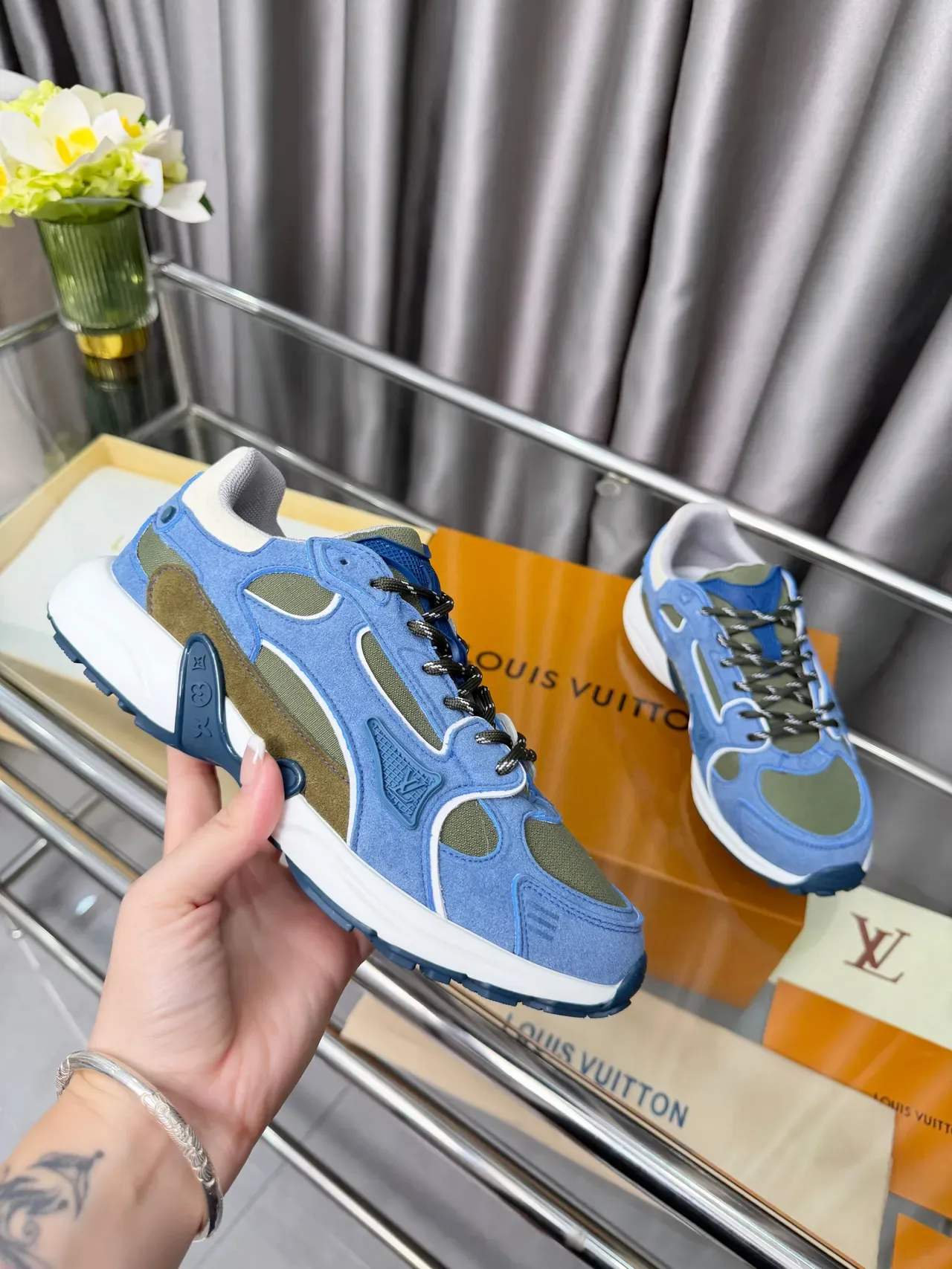 Louis Vuitton নীল আর্মি গ্রিন লেয়ার্ড সুয়েড এবং মেশ উপর স্কাল্প্টেড হোয়াইট মিডসোল চাঙ্কি স্নিকার্স 2