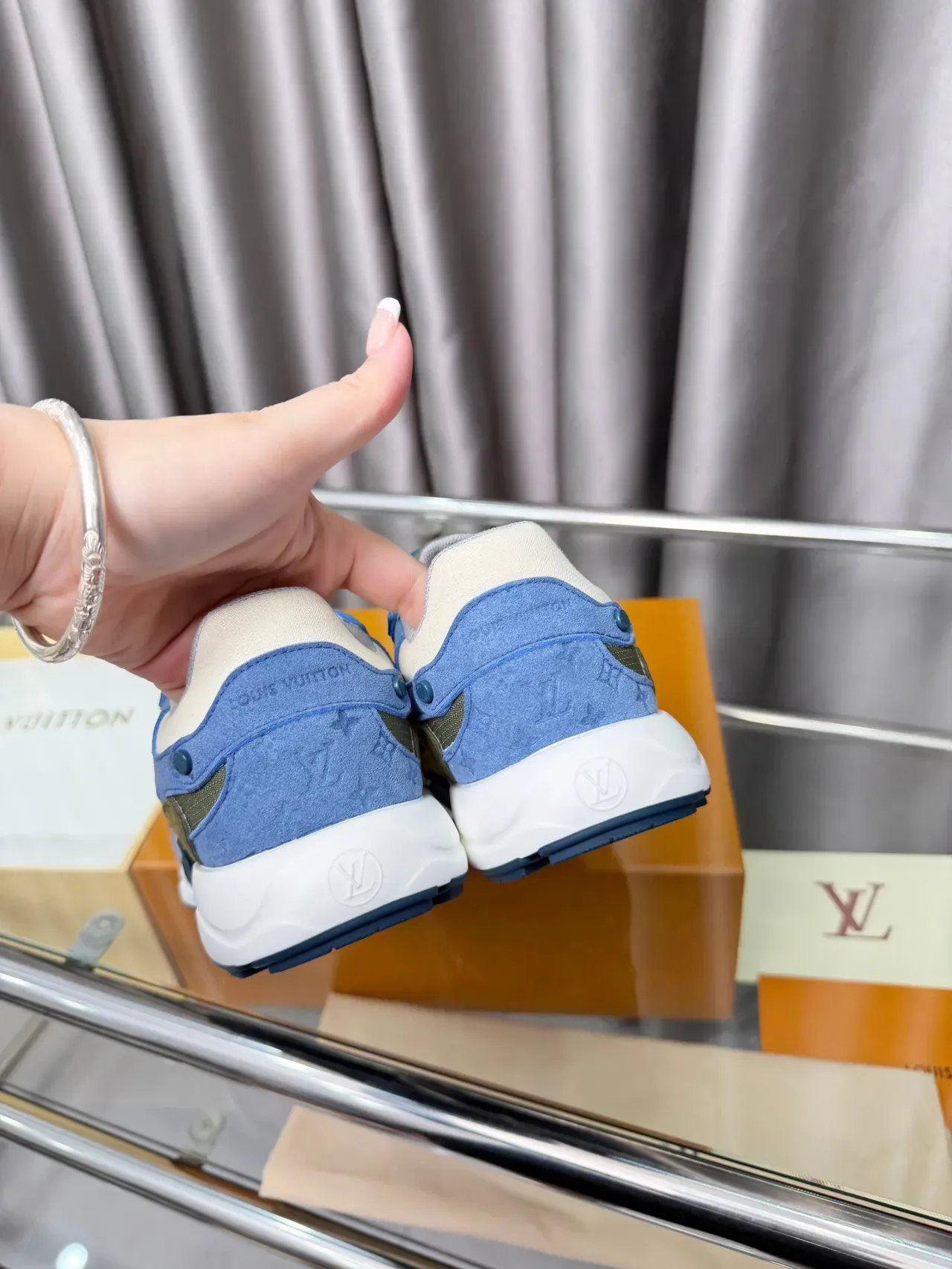 Louis Vuitton নীল আর্মি গ্রিন লেয়ার্ড সুয়েড এবং মেশ উপর স্কাল্প্টেড হোয়াইট মিডসোল চাঙ্কি স্নিকার্স 3