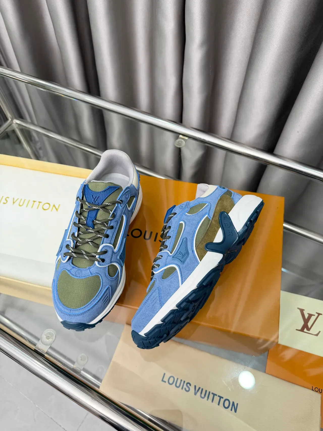 Louis Vuitton নীল আর্মি গ্রিন লেয়ার্ড সুয়েড এবং মেশ উপর স্কাল্প্টেড হোয়াইট মিডসোল চাঙ্কি স্নিকার্স 4