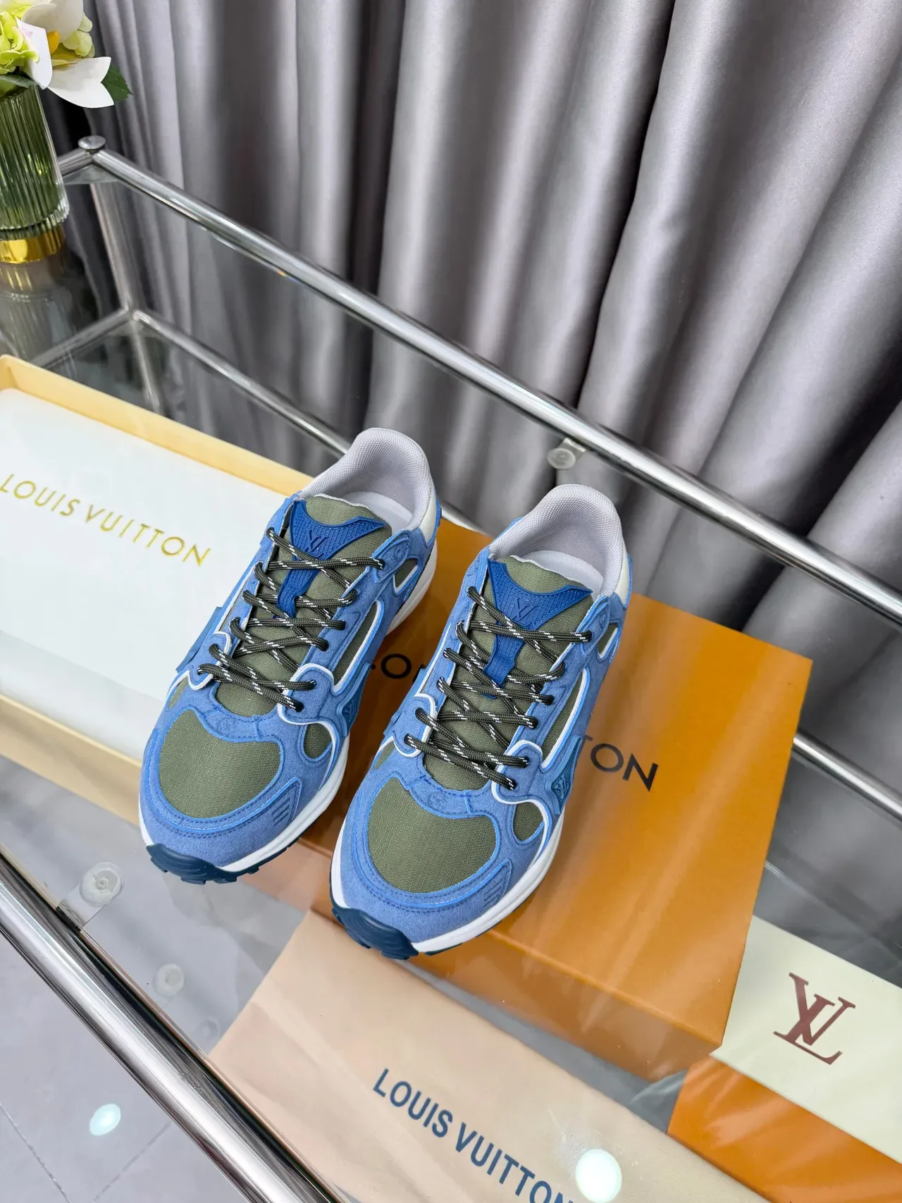 Louis Vuitton নীল আর্মি গ্রিন লেয়ার্ড সুয়েড এবং মেশ উপর স্কাল্প্টেড হোয়াইট মিডসোল চাঙ্কি স্নিকার্স 5