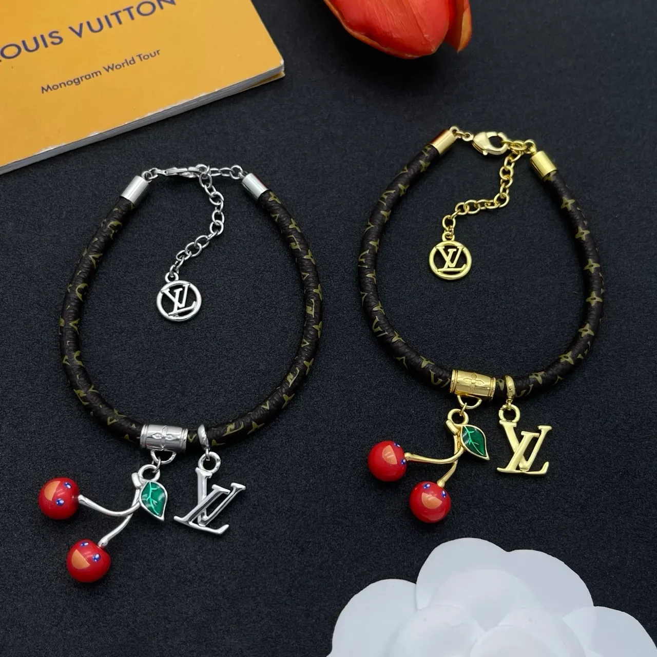 سوار لويس فيتون بني أحمر مونوغرام جلد مضفر حبل لون فضي تشكيلات لوغو LV 2