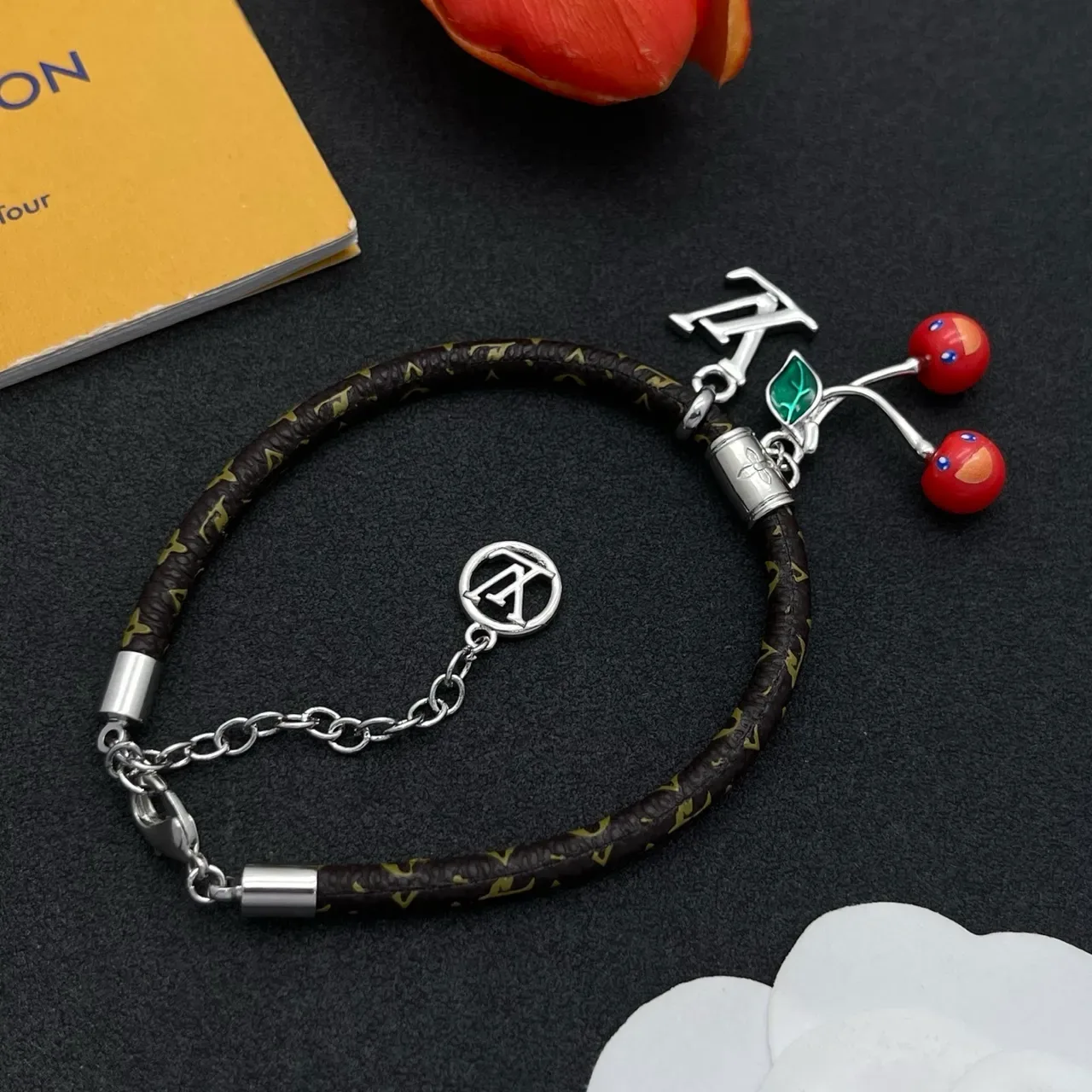 سوار لويس فيتون بني أحمر مونوغرام جلد مضفر حبل لون فضي تشكيلات لوغو LV 6