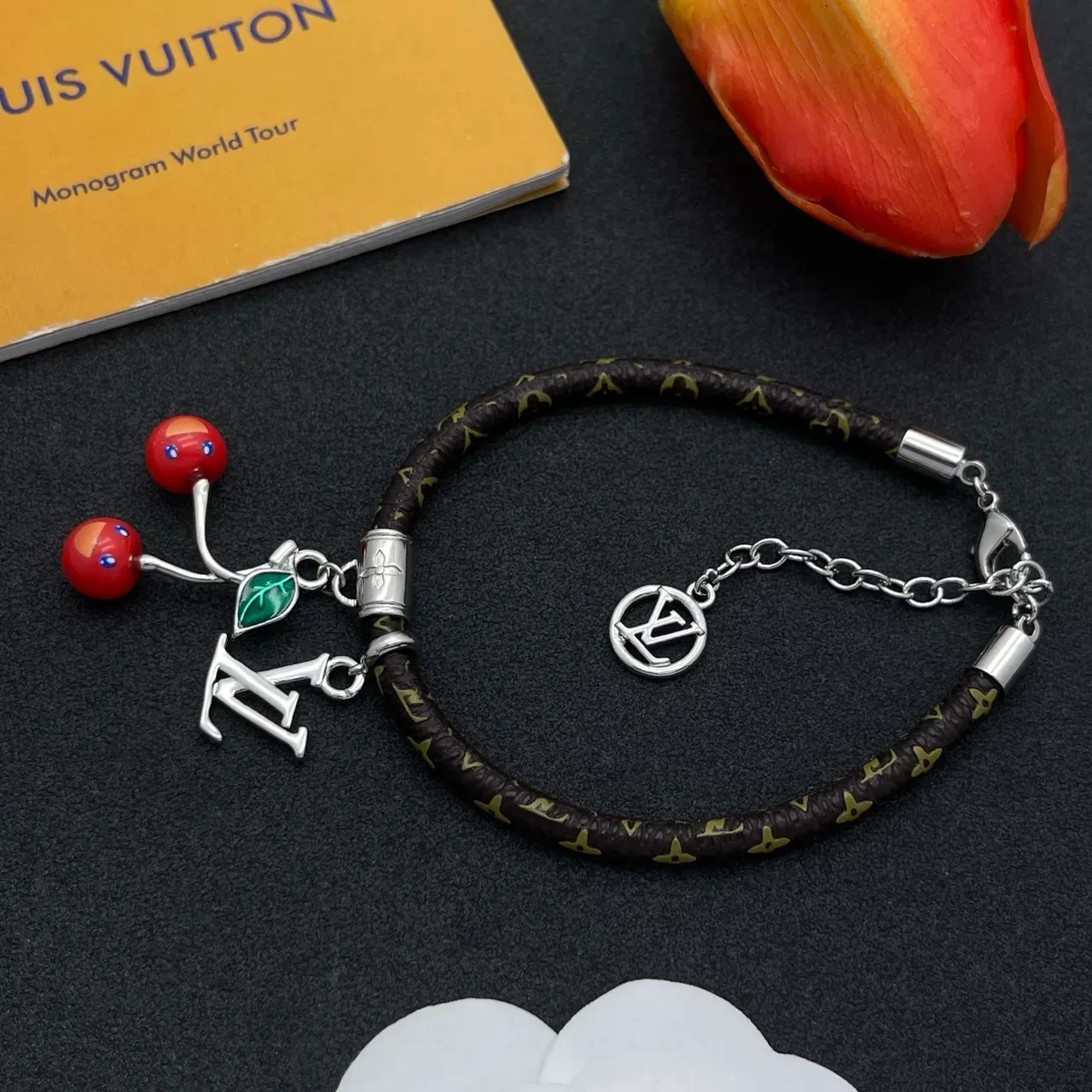 سوار لويس فيتون بني أحمر مونوغرام جلد مضفر حبل لون فضي تشكيلات لوغو LV 7