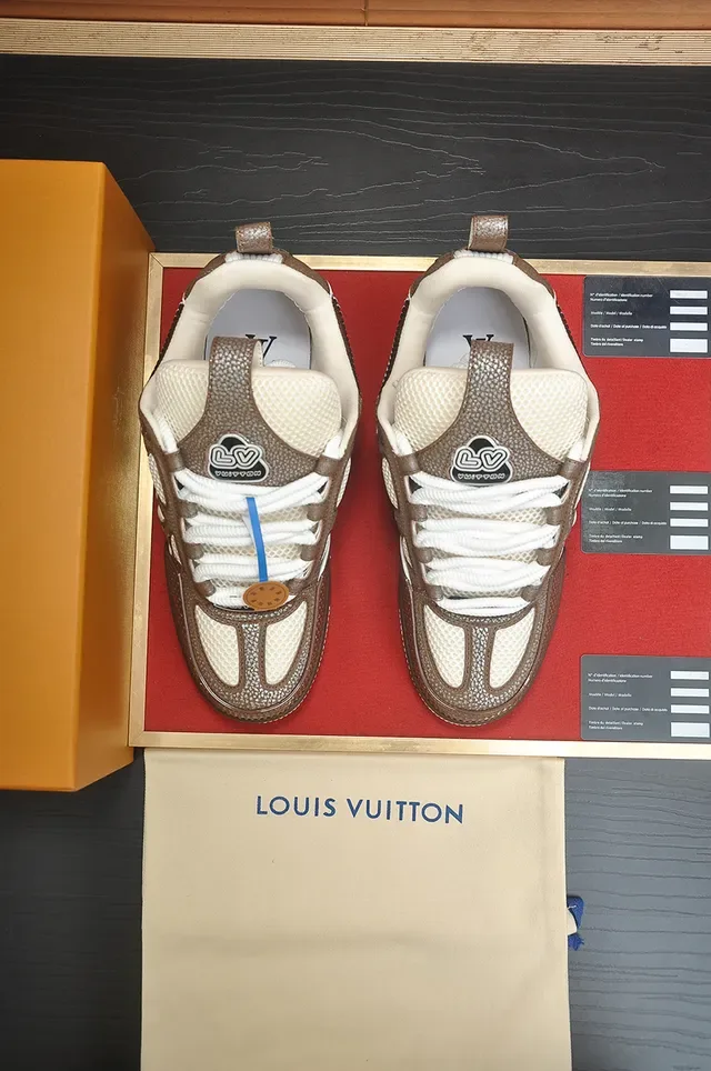 Louis Vuitton Tênis Lifestyle Marrom Branco Couro Perfurado com Overlay Floral 5