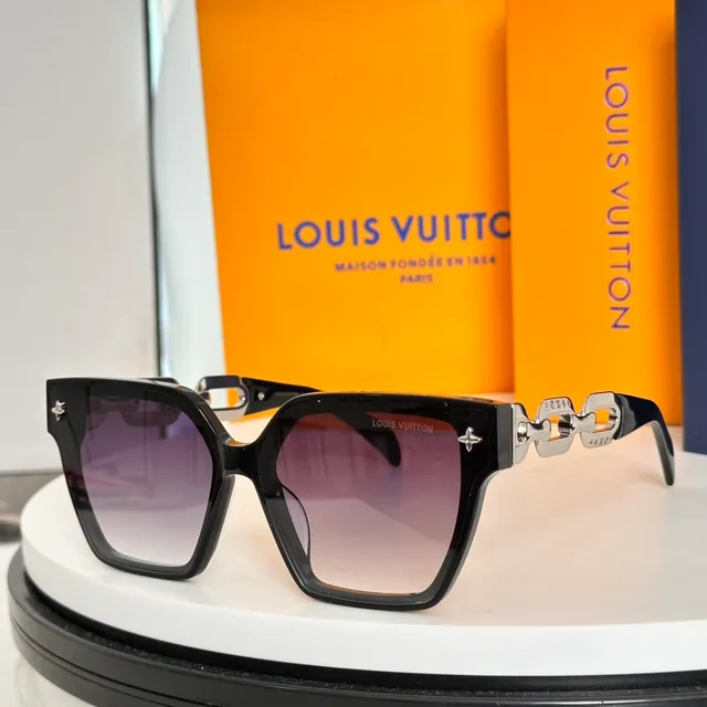 Louis Vuitton Chain Oversized Square White Gradient Sunglasses 4