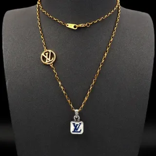 Colar Louis Vuitton Dual-Pendant Esmalte e Cristal Monograma