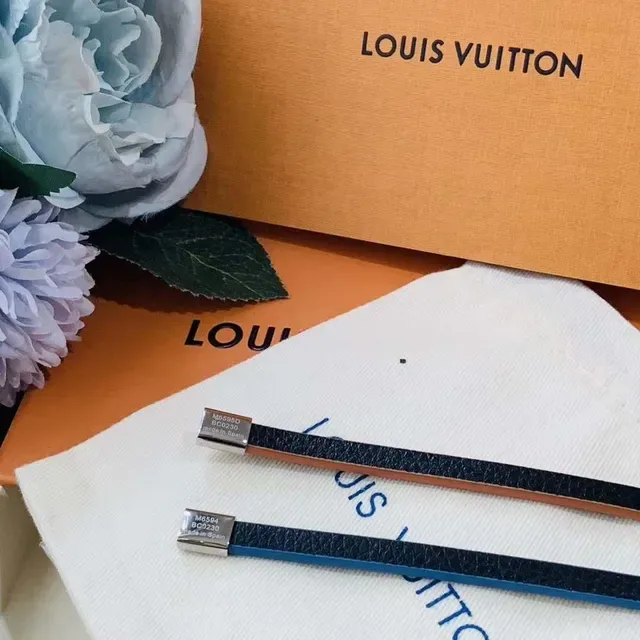 Louis Vuitton EDGE IT Pulsera de Cuero Negro Azul con Placa de Metal 3