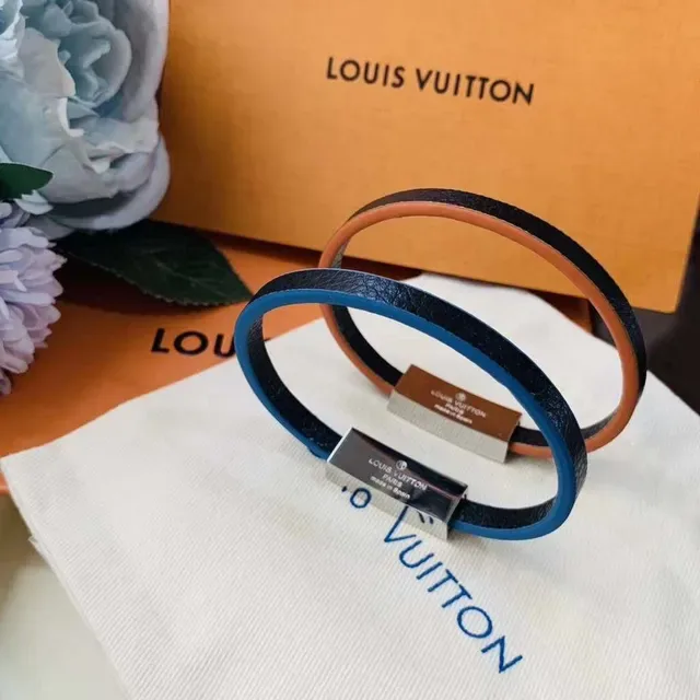 Louis Vuitton EDGE IT Pulsera de Cuero Negro Azul con Placa de Metal 4