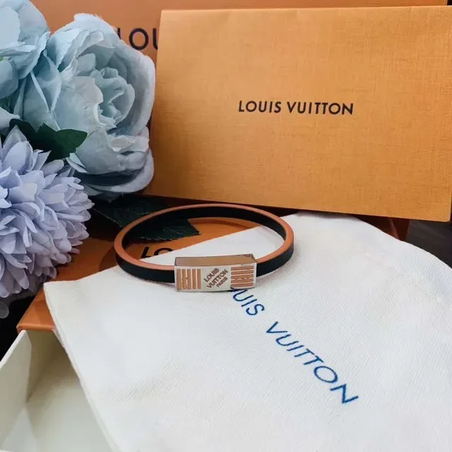 Louis Vuitton EDGE IT Pulsera de Cuero Negro Azul con Placa de Metal 5