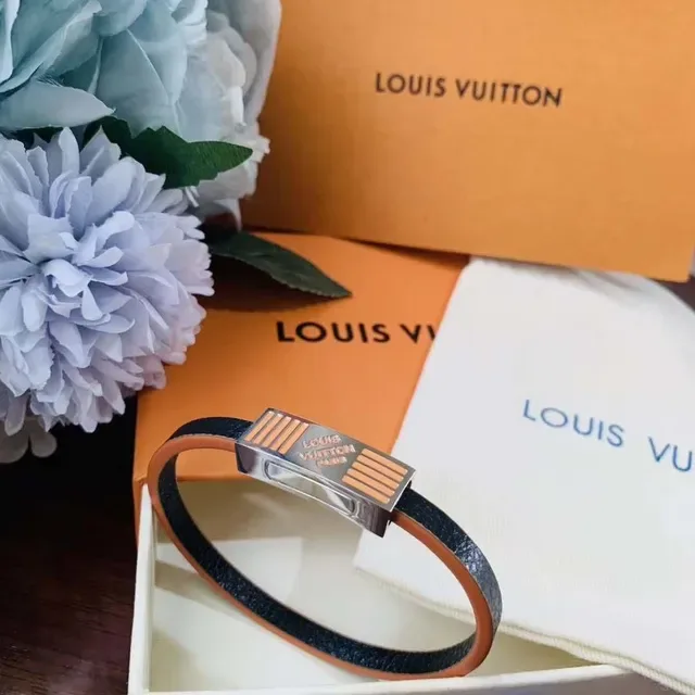 Louis Vuitton EDGE IT Pulsera de Cuero Negro Azul con Placa de Metal 6