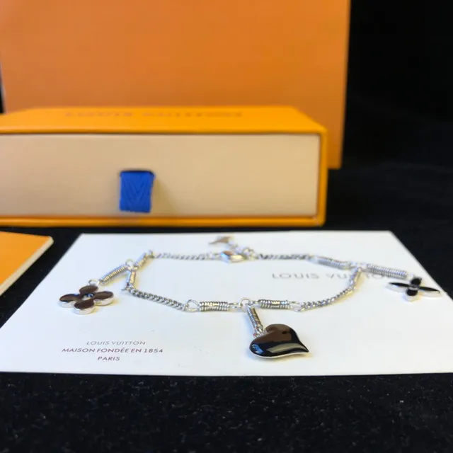 Louis Vuitton Fleur et Cœur Charme Silver-Tone Bracelet 8