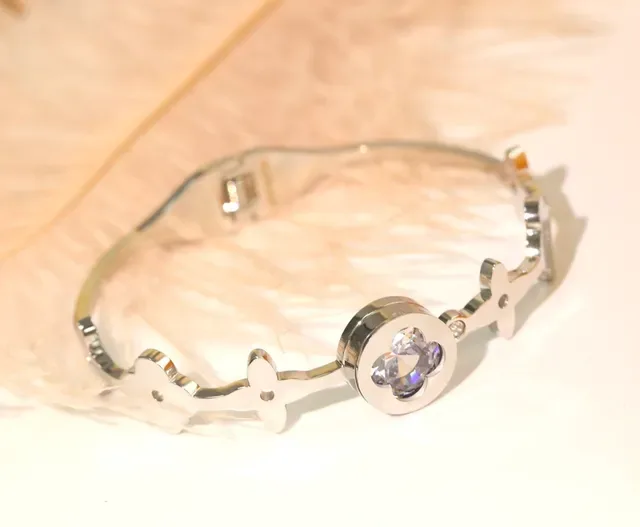 Louis Vuitton Pulseira Motivo Floral Cristal Dourado 2