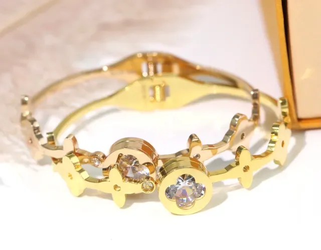 Louis Vuitton Pulseira Motivo Floral Cristal Dourado 3
